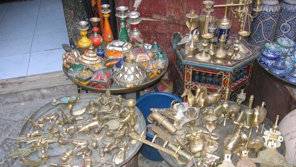 Fes Altstadt: Marokkanisches kunsthandwerk: Utensilien aus Bronze, Silber und anderen Werkstoffen