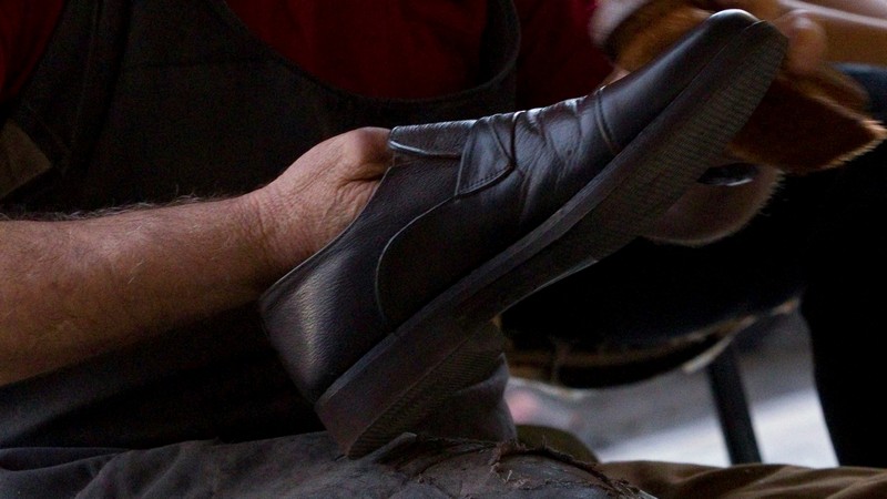 Schuh putzen, Foto: Andre Klimke auf unsplash.com