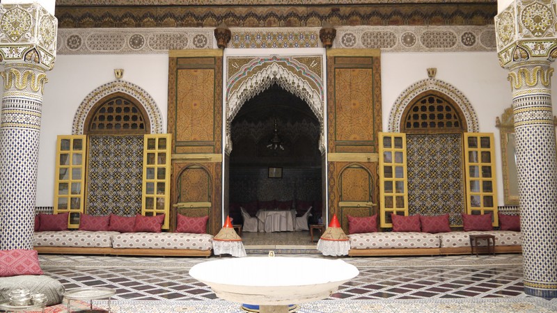 Fes, Riad el Mnebhi im Hof mit Brunnen