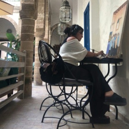 Hanane Arohel -Arbeit an einem Gemaelde