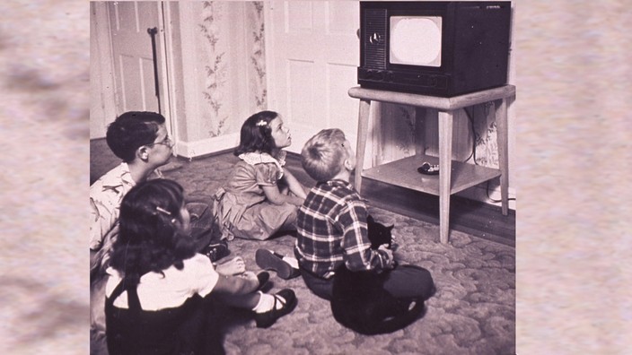 Kinder sitzen vor dem Fernsehen, Foto auf pixabay Kinder sitzen vor dem Fernsehen, Foto auf pixabay