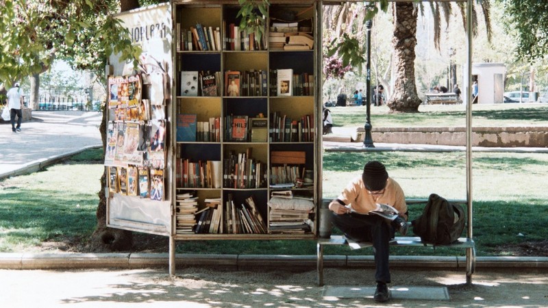 Lesen auf der Bank von I Odyssee Belle auf unsplash