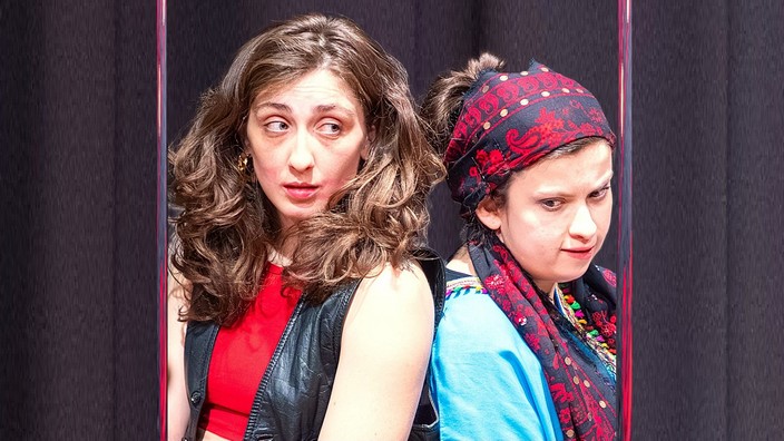Fatima und Ahlam Theaterstück Jeder hat sein eigenes Grab, Foto Marouan Aouragh Fatima und Ahlam Theaterstueck Jeder hat sein eigenes Grab Foto Marouan Aouragh