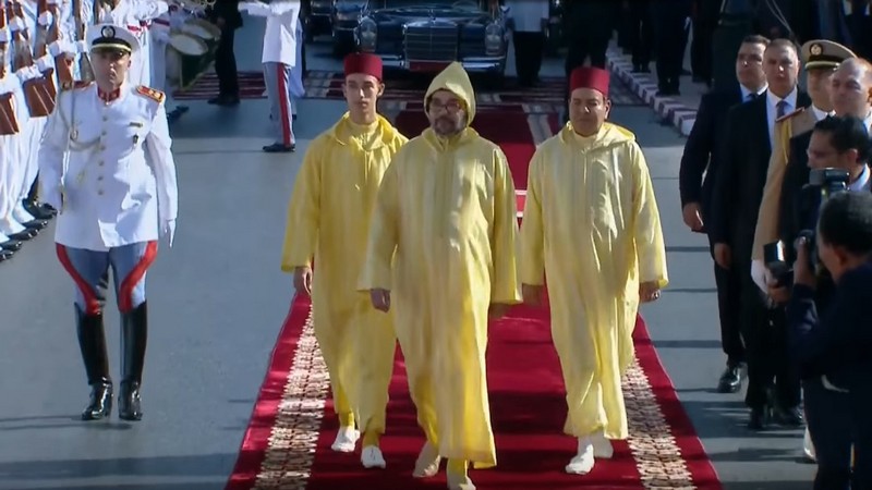Seine Majestät König Mohammed VI., begleitet vom Kronprinzen Hassan und Prinz Moulay Rachid