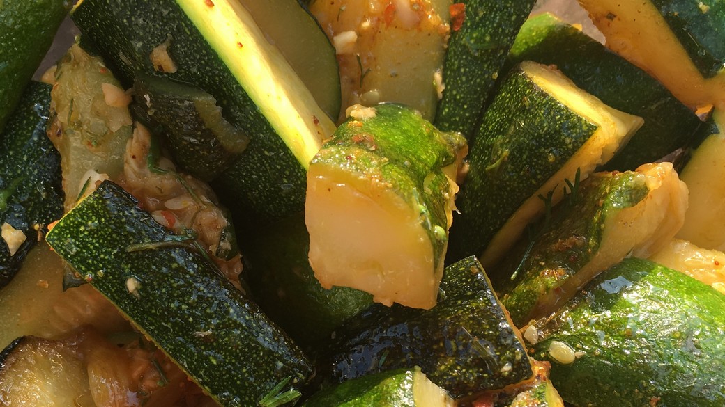 Zucchini-Salat mit Safran (Kooza bi Safraan), Foto: Muriel Brunswig