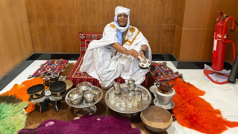 Mustapha Laghtiri in Dakhla bei einer Teeszeremonie