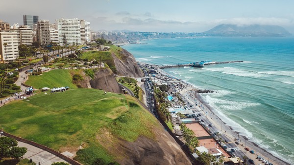 Peru zieht ihre Anerkennung der sogenannten "RASD" zurück, Foto: Lima, Hauptstadt von Peru von Aarom Ore auf unsplash.com