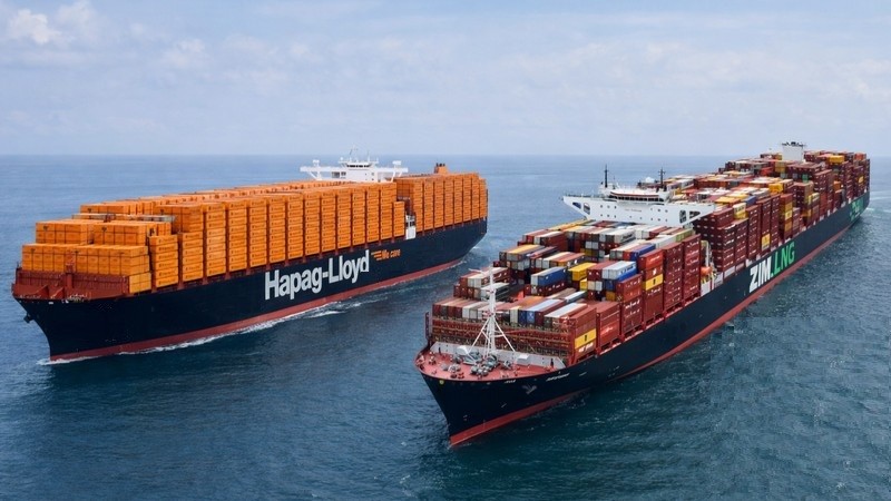 HLAG16 9 BerlinExpress. Foto hapag lloyd.com und Container Shipping, Cargo Services. Foto zim.com