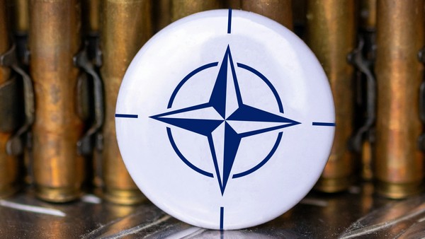 Logo der NATO: Foto: marek studzinski unsplash