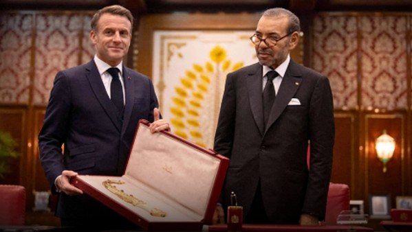 Emmanuel Macron und König Mohammed VI., das symbolträchtige Geschenk, Foto: Aloula