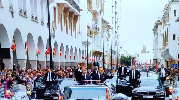 Emmanuel Macron und König Mohammed VI. im offenen Wagen, Foto: Aloula