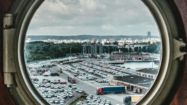 Fenster zur Welt, Foto: Max van den Oetelaar auf unsplash