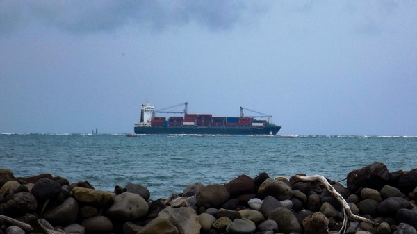 Containerschiff, Foto: Ivan Vargas auf unsplash