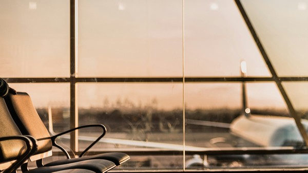 Flughafen Ausblick, Foto: Marco Lopez auf unsplash