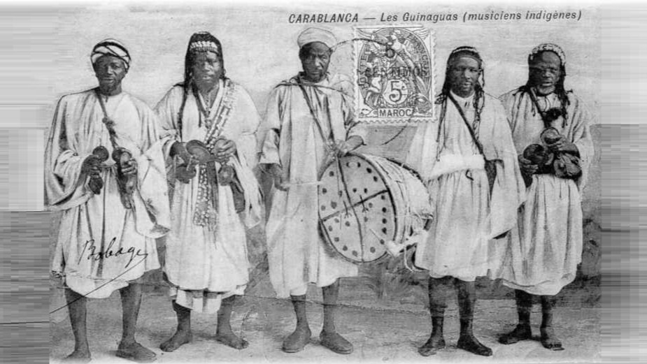 Gnawa Musiker mit Trommeln tbal und qaraqib. Postkarte um 1920, Foto: Wikipedia