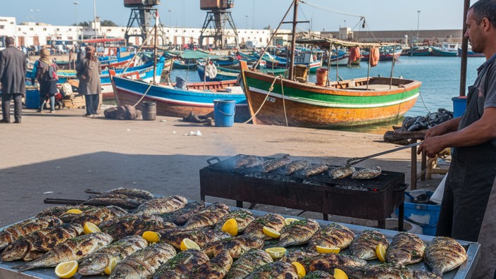 Fisch Grillstand. in Essaouira Bild mit Hilfe von Gemini erstellt