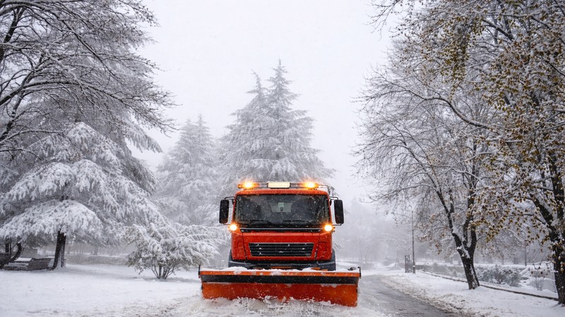 Schneeaufräumer bei der Arbeit in Marokko