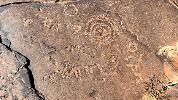 Gravuren mit Schriftzeichen Jorf Naga, Foto: marokko-erfahren.de