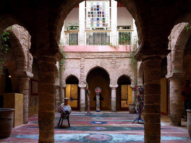 Blick in den Innenhof mit Ausstellungsobjekten, Foto: marokko-erfahren.de