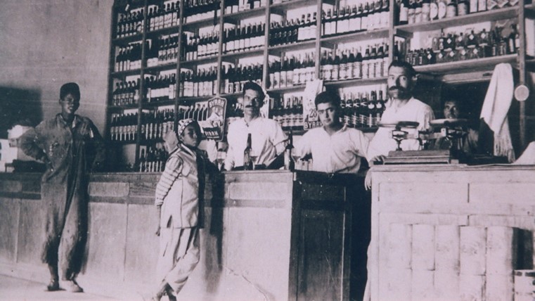 Der Lebensmittelladen, der eher wie eine Schankwirtschaft aussah, Historisches Foto: www.ouarzazate-1928-1956.fr