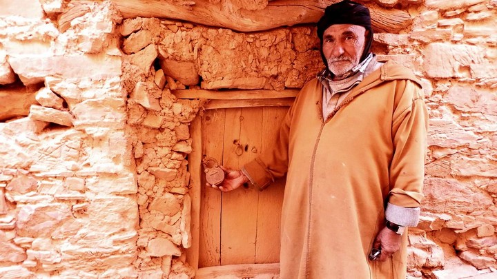 Amin Mohamed zeigt ein besonderes Schloss an einer Kammertür, Foto: marokko-erfahren.de