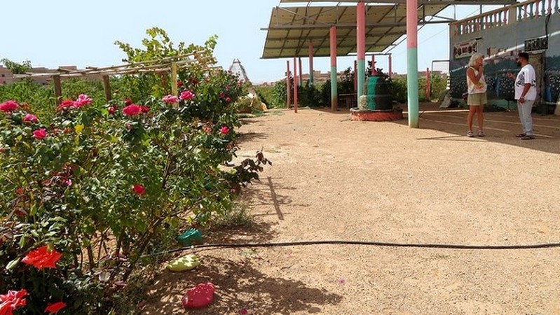 Gespräch am Rand einer Rosenplantage, Foto von marokko-erfahren Gespräch am Rand einer Rosenplantage, Foto von marokko-erfahren