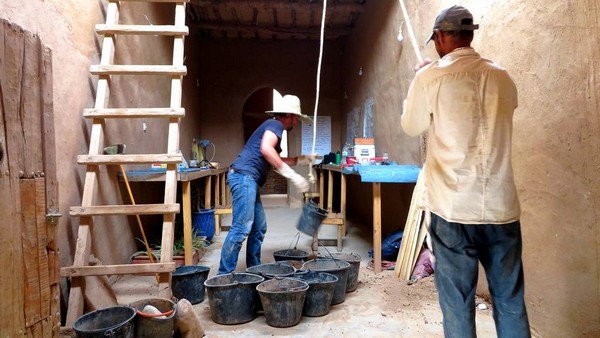 Mit Lehm gefuellte Eimer werden in die 1. Etage gezogen, Foto: marokko-erfahren