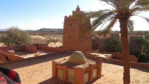 Zaouïa Sidi Al Arabi Ben Abdellah l'Houari: Lichthof und Minarett mit der Palme die durchs Dach waechst, Foto: marokko-erfahren.de